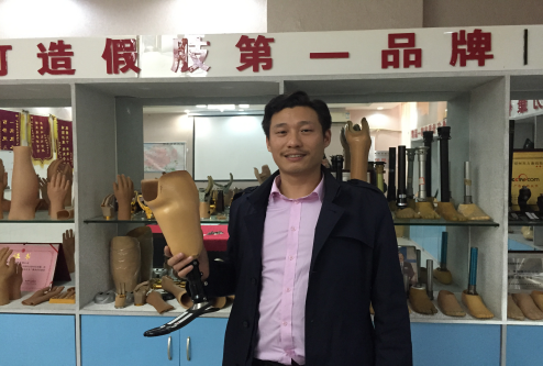 張海迪:郝趁義你穿假肢跟正常人一樣(圖4) 張海迪:郝趁義你穿假肢跟正常人一樣(圖4)